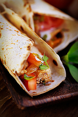 포토 JPG 해외이미지 접시 음식 빵 토마토 채소 재료 고추 오이 패스트푸드 샌드위치 건강 육류 옥수수 요리 사람없음 빨간색 초록색 식당 식사 저녁식사 치킨 샐러드 소고기 덮개 신선 뜨거움 맛 그릴 상추 먹기 가득함 속도 유기농 매움 후추 타코 점심식사 살사댄스 페스츄리 해외202004 해외포토 식기 웰빙 컬러 컨셉 식재료 모션 주방용품 곡류 상점 뚜껑 춤 인스턴트 향신료 닭고기요리 파일형식 이미지허브