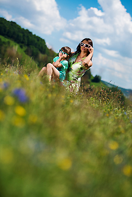 포토 JPG 해외이미지 라이프스타일 여자 딸 행복 어린이 여행 가족 자연 하늘 엄마 사랑 미소 사람 풍경 야외 두명 가로 컬러풀 선글라스 새벽 기쁨 보호 해외202004 해외포토 자연요소 감정 안경 컬러 컨셉 관계 표정 생활 생태계 파일형식 이미지허브