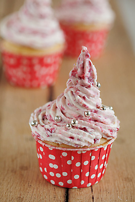 포토 JPG 해외이미지 음식 분홍색 다이어트 디저트 사람없음 장식 컵 세로 파티 케이크 얼음 소용돌이 생일 달콤 컵케이크 굽기 먹기 뿌리기 크림 토핑 칼로리 충동구매 반투명 크림치즈 해로움 프로스팅 해외202004 해외포토 자연요소 식기 기념일 컬러 컨셉 모션 치즈 건강 이벤트 쇼핑 회오리 맛 구이 제빵 과소비 파일형식 이미지허브