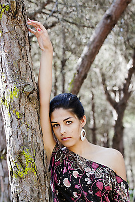 포토 JPG 해외이미지 나무 모델 라이프스타일 드레스 여자 얼굴 포즈 꽃무늬 병아리 한명 사람 성인 치마 섹시 유행 시골 뜨거움 화려 숲 그늘 피부 스타일 해외202004 해외포토 식물 1 옷 꽃 컨셉 무늬 조류 하의 생활 신체부위 파일형식 이미지허브