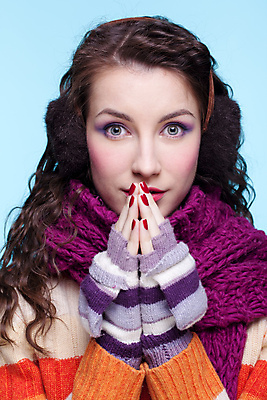 포토 JPG 해외이미지 백인 모델 라이프스타일 손 응시 드레스 옷 여자 포즈 장갑 장난 갈색머리 한명 사람 빨간색 파란색 목도리 흰색 표현 스웨터 제비꽃 해외202004 손모아장갑 해외포토 서양인 1 헤어스타일 시선 잡화 꽃 컬러 상의 생활 신체부위 파일형식 이미지허브