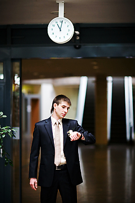 포토 JPG 해외이미지 백인 손 응시 남자 시계 결혼 비즈니스 창문 결혼식 남편 거리 실내 사랑 한명 사람 정장 소년 성인 건물 유행 거래 환자 흰색 시간 비즈니스맨 기다림 예측 손목시계 걱정 인내 정중 해외202004 해외포토 서양인 1 건축물 시선 옷 감정 어린이 컬러 컨셉 장신구 의학 모션 이벤트 내부 신체부위 직장인 파일형식 이미지허브