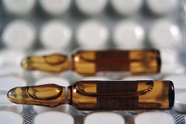 포토 JPG 해외이미지 산업 과학 유리병 건강 병원 실험 그림자 사람없음 치료 빨간색 물 약 갈색 고통 혈액 실험실 은색 질병 약국 플라스크 조제 돌봄 마약 백신 신맛 예방접종 캡모자 헬프 화학물질 해외202004 해외포토 자연요소 모자_잡화 감정 컬러 의학 모션 병_용기 실험기구 도움 화학 맛 만들기 접종 파일형식 이미지허브