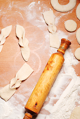 포토 JPG 해외이미지 직업 손 음식 재료 탁자 주택 파스타 요리 성인 사람없음 목재 컵 주방 이탈리아 빵집 흰색 신선 반지 업무 도넛 굽기 묘사 서비스 준비 날것 반죽 만들기 밀가루 밀대 레시피 베이글 밀가루반죽 이스트 제빵사 채식주의자 해외202004 해외포토 나무 식기 유럽 빵 컬러 가구 장신구 모션 주방용품 디저트 서양음식 사람 건물 신체부위 상점 작업 가루 구이 채식 파일형식 이미지허브