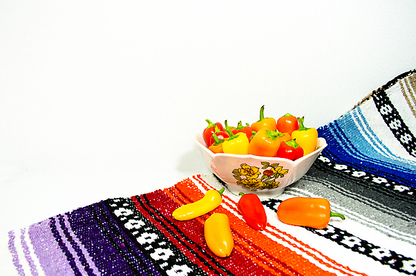 포토 JPG 해외이미지 접시 음식 백그라운드 채소 오렌지 탁자 피망 건강 요리 사람없음 장식 빨간색 초록색 파란색 컬러풀 노란색 주방 보라색 흰색 사발 달콤 맛 담요 유기농 매움 스페인어 해외202004 해외포토 식기 웰빙 컬러 가구 컨셉 과일 사기그릇 파일형식 이미지허브