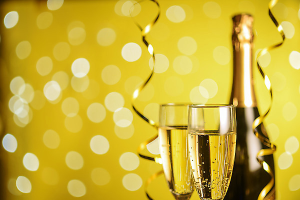 포토 JPG 해외이미지 기념일 음료 크리스마스 2 유리 휴가 새로움 새해 기념 사람없음 파티 와인 흰색 축하 알코올 액체 황금 고급 샴페인 연도 토스트 해외202004 해외포토 빵 컬러 컨셉 재질 주류 이벤트 파일형식 이미지허브