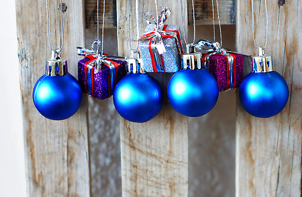 포토 JPG 해외이미지 전통문화 크리스마스장식 크리스마스 목걸이 공 휴가 실내 사람없음 장식 카트 종 시골 축하 핸드메이드 해외202004 해외포토 전통 기념일 문화 컨셉 장신구 내부 파일형식 이미지허브