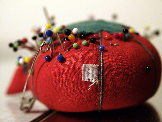 포토 JPG 해외이미지 디자인 옷 산업 컨셉 취미 사람없음 빨간색 유행 장비 공구 직물 업무 바느질 묘사 만들기 패드 재단 재단사 해외202004 해외포토 직업 컬러 모션 도구 작업 파일형식 이미지허브