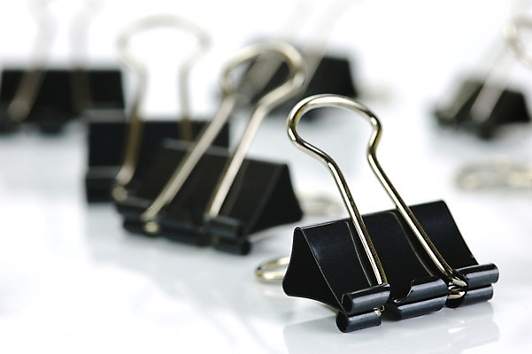 포토 JPG 해외이미지 종이 문구용품 사람없음 사무실 금속 검은색 흰색 오브젝트 클립 폴더 고립 접기 해외202004 해외포토 컬러 비즈니스 모션 재질 파일 파일형식 이미지허브