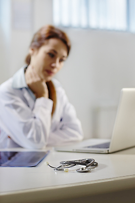 포토 JPG 해외이미지 백인 직업 1 여자 행복 유니폼 청진기 탁자 노동자 건강 병원 관리 한명 사람 성인 아웃포커스 30대 노트북 컴퓨터 사무실 장비 의사 흰색 기구 업무 작업 자신감 책상 직원 턱 인원 해외202004 해외포토 서양인 옷 감정 컬러 가구 비즈니스 의학 의료기기 촬영기법 장년 전자제품 의료진 파일형식 이미지허브