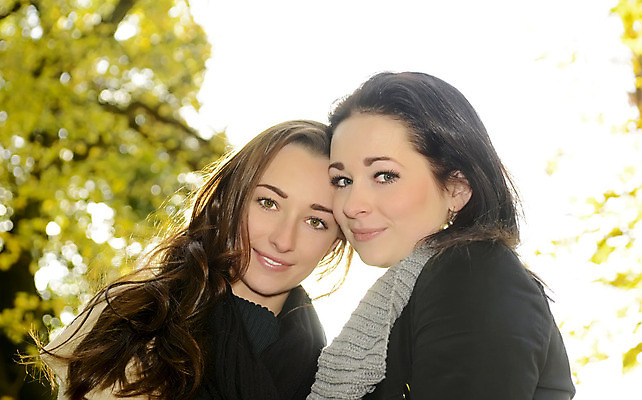 포토 JPG 해외이미지 나무 여자 행복 2 가족 관계 포옹 자연 함께함 미소 두명 초록색 청춘 노란색 검은색 우정 기쁨 가을 자매 언니 성인여자만 동정 해외202004 해외포토 식물 계절 감정 컬러 컨셉 안기 표정 사람 친구 생태계 여자만 성인만 파일형식 이미지허브