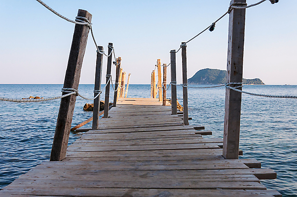 포토 JPG 해외이미지 밧줄 바다 여행 결혼 자연 하늘 휴가 풍경 사람없음 야외 목재 물 여름 파란색 햇빛 태양 노란색 항구 시골 만 지중해 그리스 방파제 장면 그리스인 파라다이스 해외202004 해외포토 자연요소 서양인 나무 계절 공공시설 유럽 줄 컬러 재료 교통시설 이벤트 생태계 파일형식 이미지허브