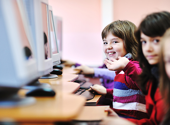 포토 JPG 해외이미지 여자 교육 남자 행복 어린이 의자 교실 학교 수업 함께함 사람 앉기 소년 두명 친구 스터디 컴퓨터 교사 가르침 그룹 책상 어린이만 해외202004 해외포토 직업 감정 가구 컨셉 관계 모션 전자제품 학습 파일형식 이미지허브