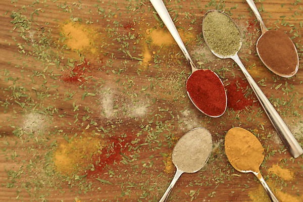 포토 JPG 해외이미지 백그라운드 재료 태국 고추 탁자 파프리카 건조 요리 씨앗 동양인 사람없음 목재 빨간색 초록색 컬러풀 갈색 노란색 금속 주방 숟가락 흰색 신선 양념 고수 맛 정상 가루 인도인 허브 아로마 향 카레 시나몬 강황 해외202004 해외포토 외국인 나무 식물 아시아 음식 컬러 가구 컨셉 채소 식재료 재질 수저 인종 향신료 파일형식 이미지허브