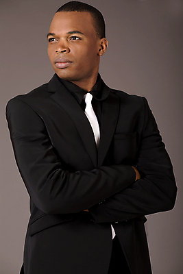 포토 JPG 해외이미지 모델 직업 1 손 응시 남자 포즈 흑인 백그라운드 비즈니스 실내 한명 서기 미소 사람 정장 성인 청춘 검은색 회색 표현 업무 비즈니스맨 동료 교차 경영 고립 접기 정중 해외202004 해외포토 서양인 시선 옷 컬러 컨셉 관계 모션 표정 내부 신체부위 작업 직장인 파일형식 이미지허브