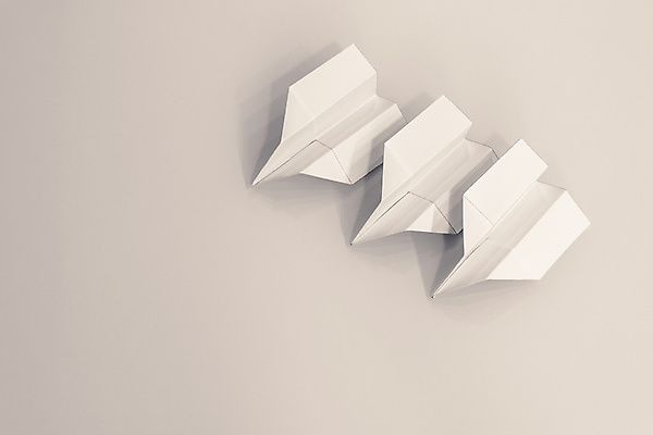 포토 JPG 해외이미지 종이 실내 사람없음 세개 종이비행기 흰배경 해외202004 해외포토 백그라운드 3 내부 흰색 종이접기 파일형식 이미지허브