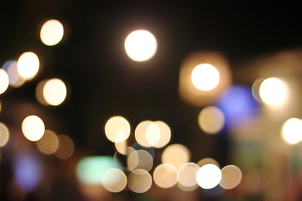 포토 JPG 해외이미지 커피 음료 백그라운드 탁자 사람없음 목재 컵 빛 도시풍경 상점 검은색 어둠 카페 흰색 도시 바 아침식사 야간 소프트포커스 보케 아로마 블러 카페인 해외202004 해외포토 자연요소 나무 식기 컬러 가구 재료 촬영기법 풍경 식사 파일형식 이미지허브