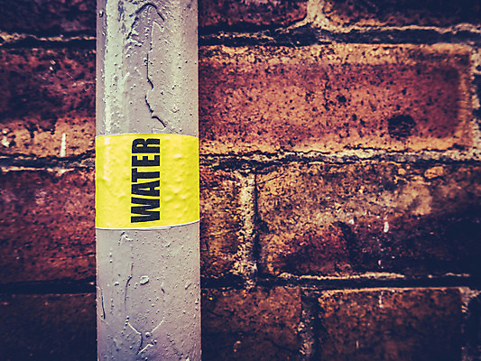 포토 JPG 해외이미지 외관 산업 선 벽 컨셉 건축양식 날씨 벽돌 영국 주택 사람없음 야외 건물 빨간색 물 노란색 라벨 금속 장비 회색 흐름 마시기 시골 그리기 질감 복고 시스템 튜브 펌프 낭비 배수구 그런지 옛날 파이프라인 하수 공급 해외202004 해외포토 자연요소 건축물 건축 유럽 컬러 모션 재질 프레임 파이프_관 파일형식 이미지허브