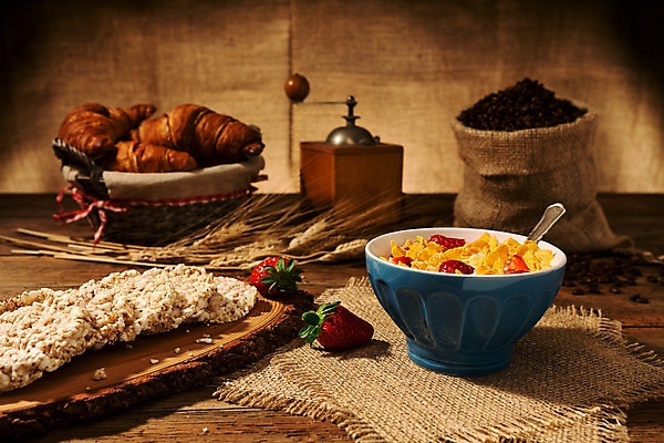 포토 JPG 해외이미지 전통 커피 음식 백그라운드 과일 딸기 아침 건강 사람없음 목재 컵 가로 빨간색 파란색 갈색 바구니 숟가락 식사 우유 머그컵 시골 신선 달콤 시리얼 삼베 페스츄리 해외202004 해외포토 주간 나무 식기 음료 빵 컬러 재료 유제품 수저 맛 파일형식 천_직물 이미지허브