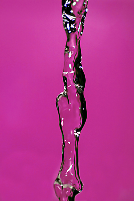 포토 JPG 해외이미지 음료 분홍색 사람없음 물 보라색 젖음 흐름 마시기 개울 붓기 떨어짐 분무기 제트기 해외202004 해외포토 자연요소 컬러 컨셉 모션 비행기 강 파일형식 이미지허브