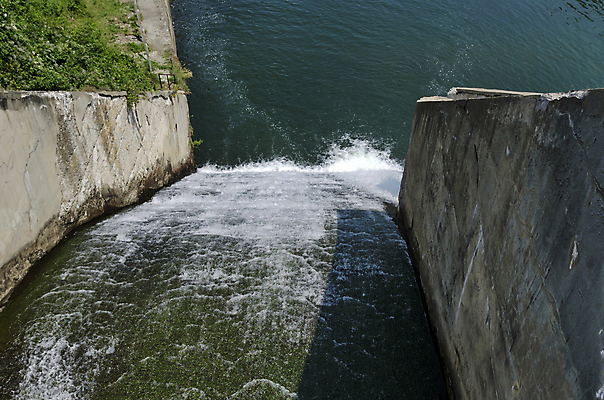 포토 JPG 해외이미지 계절 백그라운드 자연 사람없음 야외 초록색 물 힘 젖음 흰색 저수지 떨어짐 불가리아 해외202004 해외포토 자연요소 컬러 컨셉 생태계 파일형식 남유럽 이미지허브