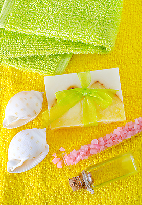 포토 JPG 해외이미지 사람없음 수건 노란색 스파 조개껍데기 아로마 스파용품 비누 아로마테라피 오일병 입욕소금 해외202004 해외포토 컬러 조개 위생용품 미용용품 오브젝트 소금 테라피 파일형식 이미지허브