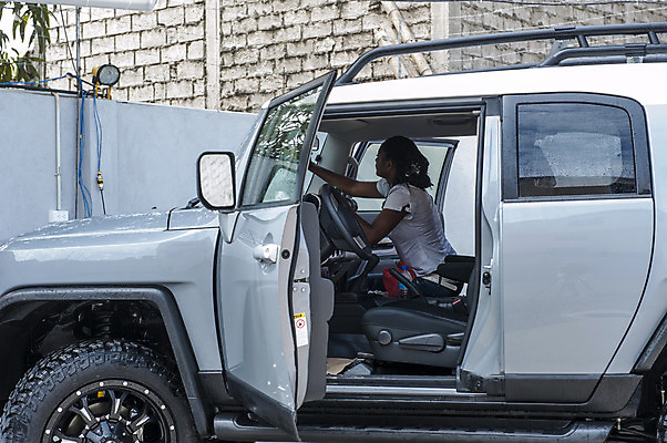 포토 JPG 해외이미지 1 손 비즈니스 자동차 유리 노동자 한명 사람 물 빛 거품 작업 씻기 빨래 청소 서비스 비누 청소부 스펀지 압력 왁스 자동 조작 해외202004 해외포토 자연요소 직업 육상교통 가사 재질 신체부위 위생용품 청결 파일형식 이미지허브