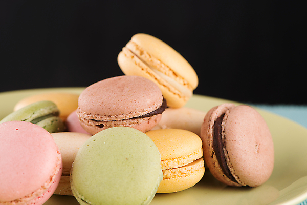 포토 JPG 해외이미지 접시 검은배경 실내 사람없음 쌓기 달콤 마카롱 해외202004 해외포토 식기 백그라운드 모션 디저트 내부 검은색 맛 파일형식 이미지허브