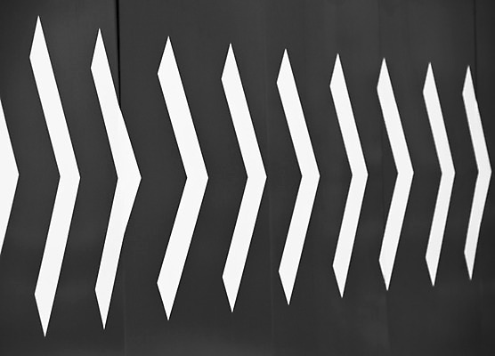 포토 JPG 해외이미지 디자인 도로 벽 백그라운드 컨셉 스티커 추상 화살 사람없음 그래픽 검은색 어둠 회색 흰색 가리킴 방향 심볼 사인 방법 많음 해외202004 해외포토 길 컬러 무늬 교통시설 손짓 파일형식 이미지허브