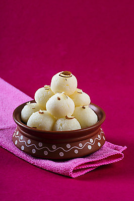 포토 JPG 해외이미지 디저트 사람없음 도자기 원형 사기그릇 냅킨 인도음식 라스굴라 해외포토 도형 그릇 음식 치즈 동양음식 파일형식 이미지허브