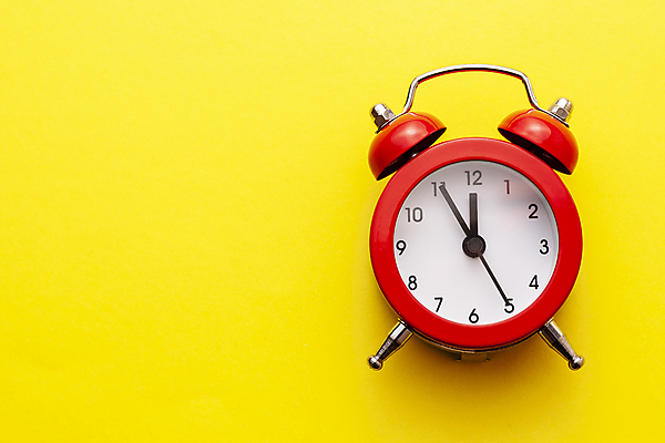 포토 JPG 해외이미지 시계 백그라운드 사람없음 빨간색 컬러풀 노란색 종 시간 공포 아날로그 다이얼 마감 카운트다운 카피스페이스 해외202004 해외포토 컬러 공백 파일형식 이미지허브