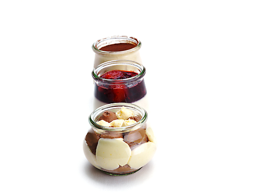 포토 JPG 해외이미지 실내 종류 사람없음 다양 세개 흰배경 일렬 푸딩 해외202004 해외포토 다수 백그라운드 디저트 3 내부 흰색 파일형식 이미지허브