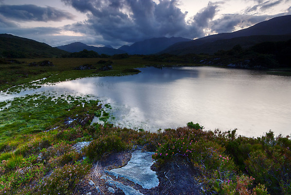포토 JPG 해외이미지 구름 공원 호수 자연 하늘 산 국립공원 풍경 사람없음 야외 가로 초록색 물 여름 파란색 반사 평화 침묵 일몰 새벽 활발 시골 연못 저녁 언덕 장면 암초 아일랜드 내추럴 수평선 해외202004 해외포토 자연요소 계절 공공시설 유럽 컬러 컨셉 노을 소리 야간 생태계 파일형식 이미지허브