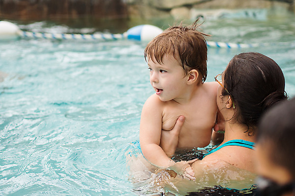 포토 JPG 해외이미지 백인 여자 남자 아들 어린이 가족 놀이 엄마 소년 성인 두명 물 아기 기저귀 해외202004 해외포토 자연요소 서양인 관계 사람 아기용품 파일형식 이미지허브