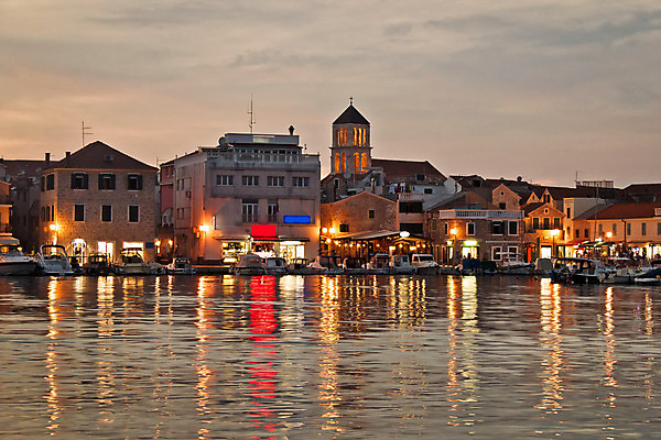 포토 JPG 해외이미지 전통 유럽 바다 건축양식 하늘 휴가 주택 항해 해변 사람없음 건물 파란색 컬러풀 노란색 교회 탑 일몰 새벽 산책로 도시 보트 센터 역사 황금 저녁 지중해 포트 타운 크로아티아 달마시안 옛날 해외202004 해외포토 자연요소 건축물 건축 나라 길 컬러 배_교통 종교건축 노을 개 야간 파일형식 이미지허브