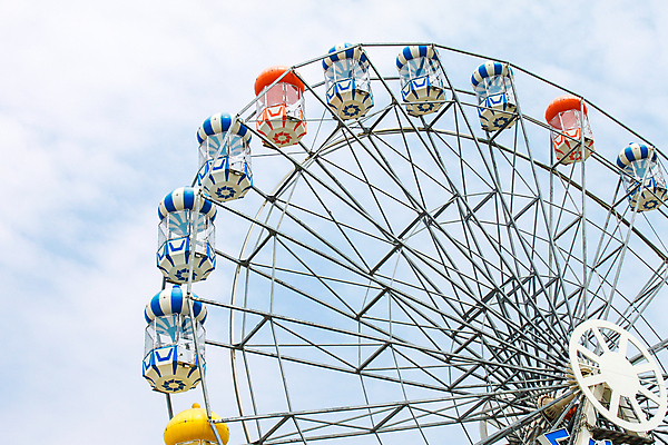 포토 JPG 해외이미지 구름 전통 공원 유럽 여행 포즈 하늘 휴가 사람없음 빨간색 초록색 파란색 노란색 기쁨 놀이공원 흰색 도시 바퀴 원형 비엔나 곤돌라 파편 승차 흥분 시력 회전목마 거인 공평 되감기 철강 해외202004 해외포토 자연요소 도형 공공시설 감정 나라 컬러 모션 테마파크 오스트리아 놀이기구 파일형식 이미지허브