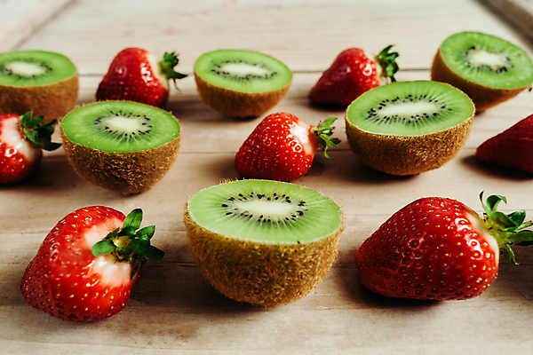 포토 JPG 해외이미지 디자인 계절 열매 음식 조각 백그라운드 다이어트 과일 자연 탁자 딸기 디저트 건강 키위 사람없음 목재 빨간색 초록색 여름 흰색 신선 달콤 맛 자르기 유기농 질감 패키지 숙성 엘리먼트 해외202004 해외포토 나무 식물 웰빙 컬러 가구 컨셉 재료 모션 생태계 파일형식 이미지허브