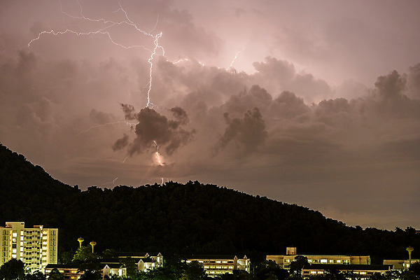 포토 JPG 해외이미지 구름 백그라운드 자연 하늘 날씨 추상 산 풍경 사람없음 가로 여름 파란색 빛 검은색 어둠 힘 에너지 분위기 변화 야간 위험 번개 예측 무서움 언덕 볼트 충격 폭풍 해고 기후변화 뇌우 스트라이크 요금 폭풍우 힘찬 해외202004 해외포토 자연요소 계절 감정 컬러 컨셉 무늬 비즈니스 공구 비_날씨 자연재해 생태계 파일형식 이미지허브