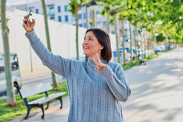 포토 JPG 해외이미지 학생 손 응시 여자 백그라운드 인터넷 텍스트 통신 성공 모바일 새로움 갈색머리 세포 한명 사람 성인 스마트폰 핸드폰 독서 흰색 잡기 오픈 입 메시지 스마트 긍정 충격 부름 타입 고립 문자메시지 셀룰러 해외202004 해외포토 1 헤어스타일 시선 컬러 컨셉 모션 신체부위 전자제품 스마트기기 파일형식 이미지허브