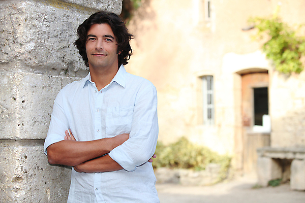 포토 JPG 해외이미지 식물 꽃 무기 벽 창문 휴가 주택 한명 사람 목재 초록색 문 어둠 가득함 주말 원예사 해외202004 해외포토 나무 직업 1 컬러 재료 건물 파일형식 이미지허브