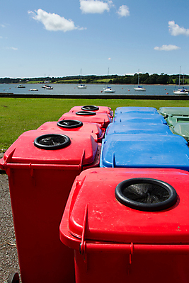 포토 JPG 해외이미지 구름 바다 요트 하늘 사람없음 야외 빨간색 초록색 물 파란색 쓰레기통 보트 쓰레기 플라스틱 핸들 오브젝트 해외202004 해외포토 자연요소 컬러 배_교통 재질 파일형식 이미지허브