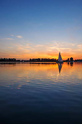 포토 JPG 해외이미지 구름 계절 호수 파도 바다 여행 백그라운드 오렌지 자연 하늘 아침 날씨 항해 풍경 사람없음 야외 빨간색 물 파란색 빛 햇빛 태양 반사 노란색 일출 침묵 일몰 보트 황금 저녁 장면 내추럴 수평선 해외202004 해외포토 주간 자연요소 컬러 배_교통 과일 노을 소리 야간 생태계 파일형식 이미지허브