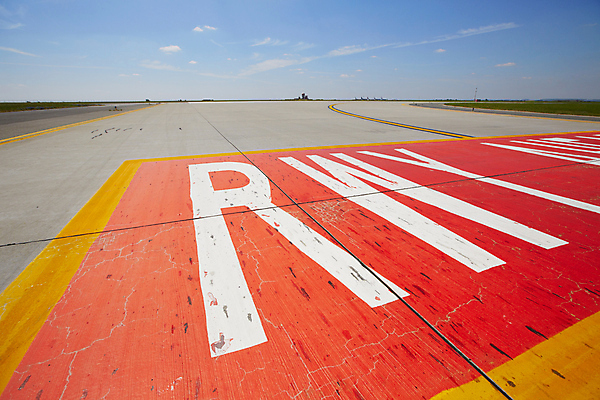 포토 JPG 해외이미지 도로 여행 무늬 가이드 교통시설 하늘 경고 안전 사람없음 야외 빨간색 파란색 노란색 기다림 공항 방향 항공 사인 시작 출발 활주로 이륙 땅바닥 떠남 방법 착륙 처음 콘크리트 카피스페이스 해외202004 해외포토 직업 길 컬러 교통 컨셉 모션 바닥 공백 시설 파일형식 이미지허브