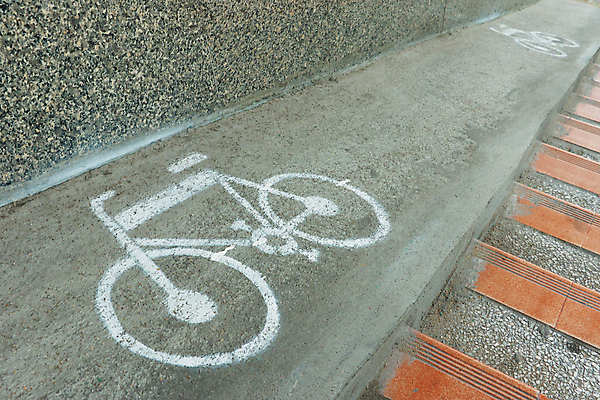 포토 JPG 해외이미지 도로 길 선 스포츠 여행 교통시설 표면 거리 안전 사람없음 야외 계단 자전거 페인트 회색 흰색 도시 바퀴 승차 아스팔트 심볼 사인 질감 순환 시멘트 사이클링 루트 바이킹 방법 선로 콘크리트 해외202004 해외포토 컬러 교통 모션 바이크 육상스포츠 시설 파일형식 이미지허브