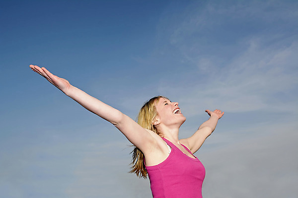 포토 JPG 해외이미지 여자 행복 감정 무기 응원 자연 하늘 휴식 건강 한명 미소 웃음 야외 빨간색 여름 파란색 금발 태양 맑음 힘 봄 활발 기쁨 자유 오픈 파란배경 번짐 무료 성인여자만 카피스페이스 해외202004 해외포토 자연요소 1 헤어스타일 계절 컬러 백그라운드 컨셉 날씨 표정 사람 공백 생태계 여자만 성인만 파일형식 효과 이미지허브