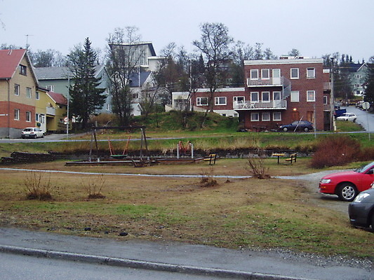 포토 JPG 해외이미지 나무 벤치 자동차 하늘 벽돌 거리 주택 잔디 사람없음 회색 놀이터 언덕 그네 해외202004 해외포토 식물 육상교통 컬러 의자 놀이 건물 파일형식 이미지허브