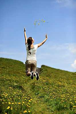 포토 JPG 해외이미지 손 공원 여자 꽃 행복 포즈 자연 건강 한명 웃음 사람 야외 초록색 봄 활발 기쁨 자유 흰색 신선 해외202004 해외포토 식물 1 계절 공공시설 감정 컬러 컨셉 표정 신체부위 생태계 파일형식 이미지허브