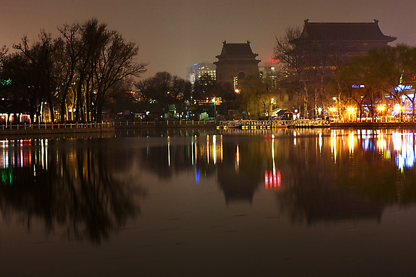 포토 JPG 해외이미지 나무 전통 공원 아시아 호수 여행 건축양식 자연 하늘 휴가 전등 동양인 풍경 사람없음 야외 건물 물 여름 빛 강 반사 평화 탑 식당 정원 중국 어둠 침묵 궁전 종 도시 바 야간 드럼 장면 베이징 동쪽 해외202004 해외포토 자연요소 식물 건축물 계절 공공시설 건축 나라 컨셉 고건축 조명 타악기 인종 상점 소리 방향 생태계 파일형식 이미지허브