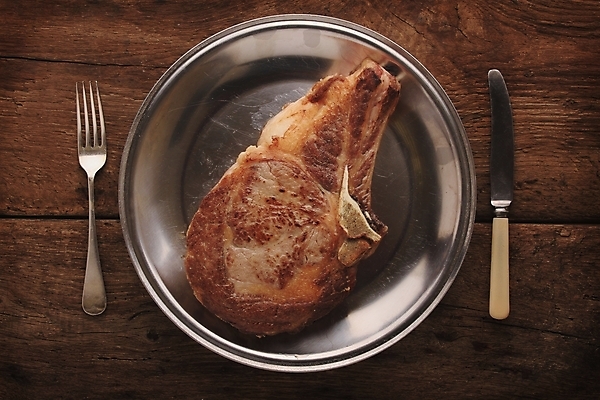 포토 JPG 해외이미지 그릇 접시 육류 스테이크 요리 사람없음 식사 저녁식사 소고기 튀김 그릴 자르기 메인 갈비뼈 점심식사 등심 해외202004 해외포토 식기 음식 식재료 모션 주방용품 뼈 서양음식 파일형식 이미지허브