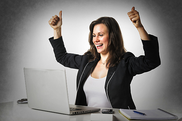 포토 JPG 해외이미지 백인 직업 1 여자 행복 백그라운드 인터넷 비즈니스 탁자 성공 노동자 한명 사람 앉기 정장 성인 노트북 스마트폰 핸드폰 스터디 컴퓨터 사무실 공책 엄지손가락 흰색 업무 작업 비즈니스우먼 자신감 책상 경영자 비서 온라인 경영 회계사 해외202004 해외포토 서양인 옷 감정 컬러 가구 컨셉 손가락 모션 문구용품 전자제품 스마트기기 학습 직장인 리더 파일형식 이미지허브